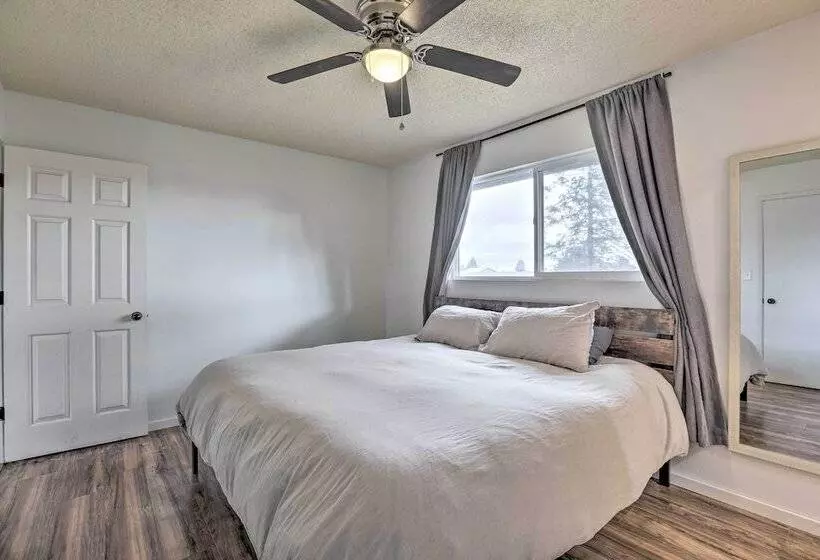 Relaxing Redmond Retreat: Golf, Hike & Ski!