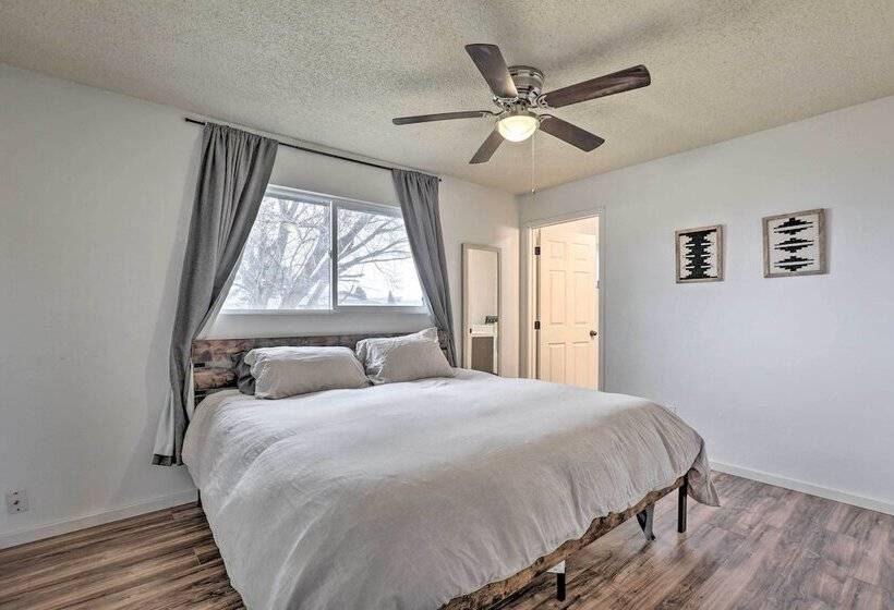 Relaxing Redmond Retreat: Golf, Hike & Ski!