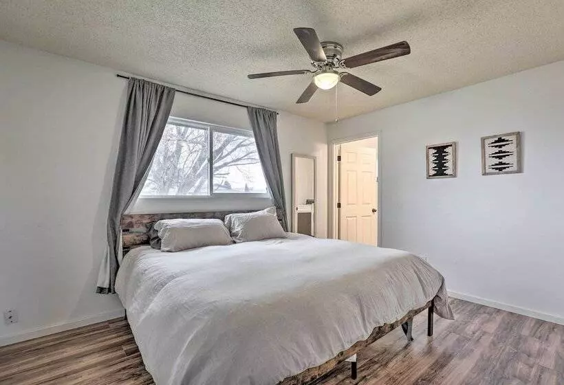 Relaxing Redmond Retreat: Golf, Hike & Ski!