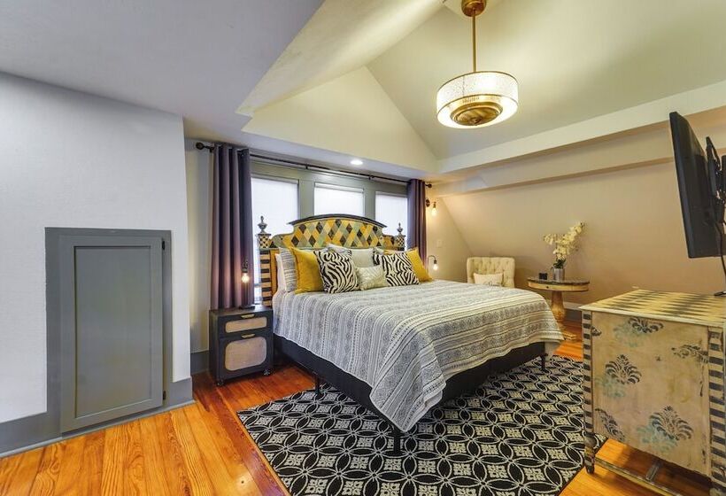 Renovated Lubbock Home   Walk To Texas Tech!