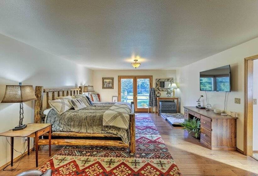 Riverfront Crescent City Home, 8 Mi To Beach!