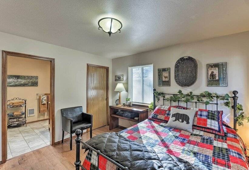 Riverfront Crescent City Home, 8 Mi To Beach!