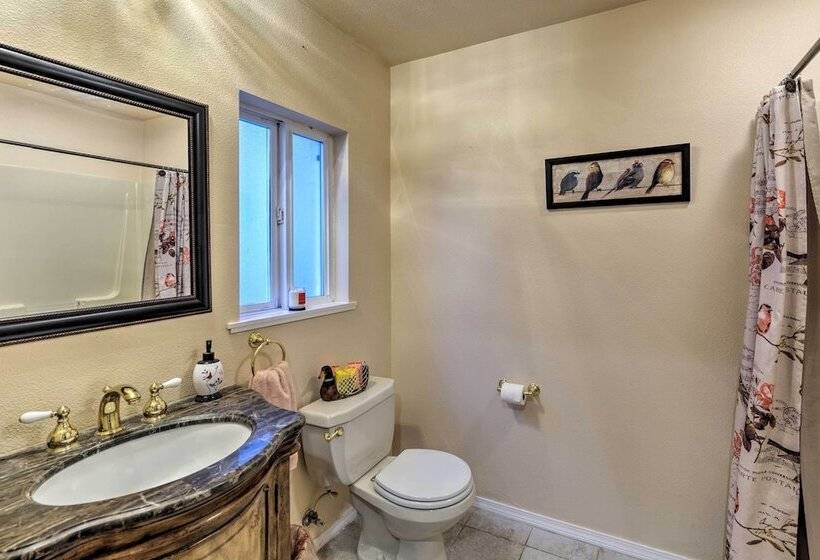 Riverfront Crescent City Home, 8 Mi To Beach!