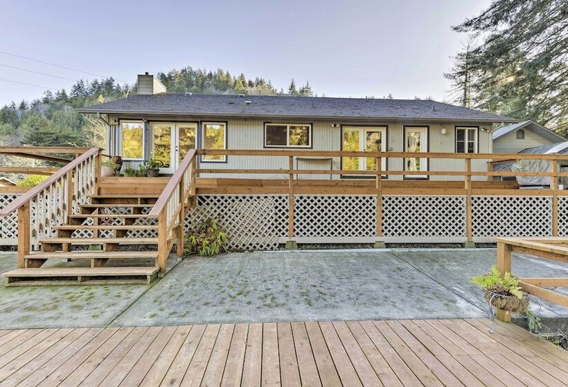 Riverfront Crescent City Home, 8 Mi To Beach!