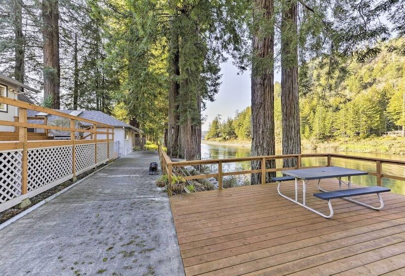 Riverfront Crescent City Home, 8 Mi To Beach!