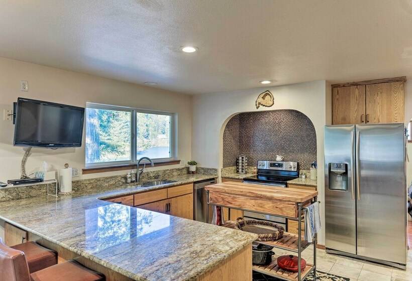 Riverfront Crescent City Home, 8 Mi To Beach!