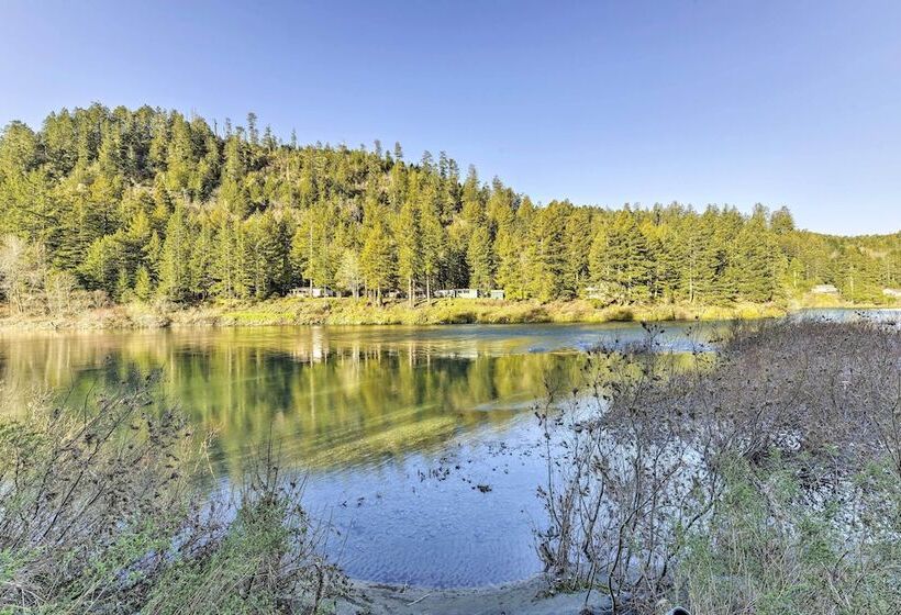 Riverfront Crescent City Home, 8 Mi To Beach!