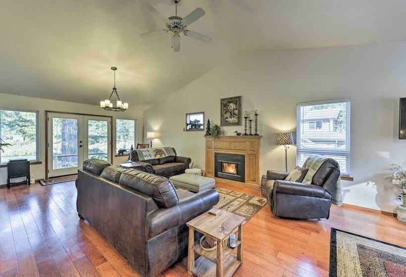 Riverfront Crescent City Home, 8 Mi To Beach!