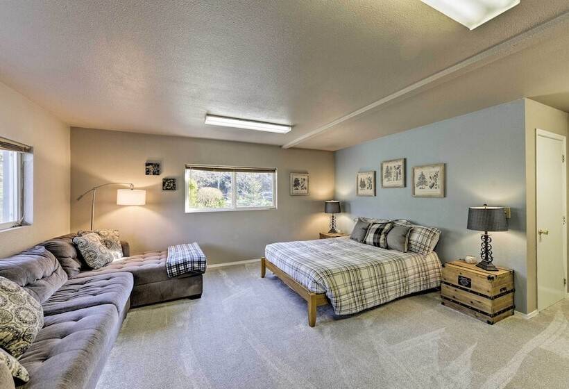 Riverfront Crescent City Home, 8 Mi To Beach!