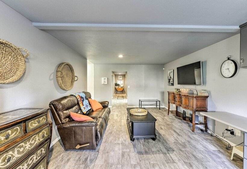 Riverfront Crescent City Home, 8 Mi To Beach!