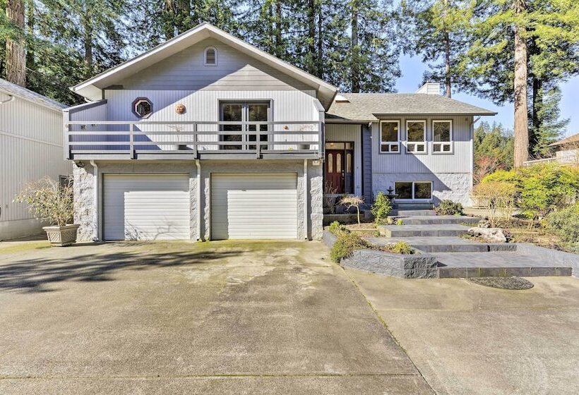 Riverfront Crescent City Home, 8 Mi To Beach!