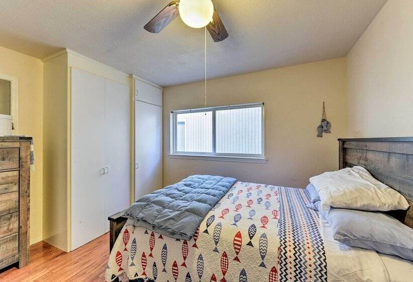 Riverfront Crescent City Home, 8 Mi To Beach!