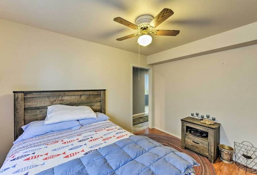 Riverfront Crescent City Home, 8 Mi To Beach!