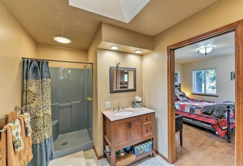 Riverfront Crescent City Home, 8 Mi To Beach!