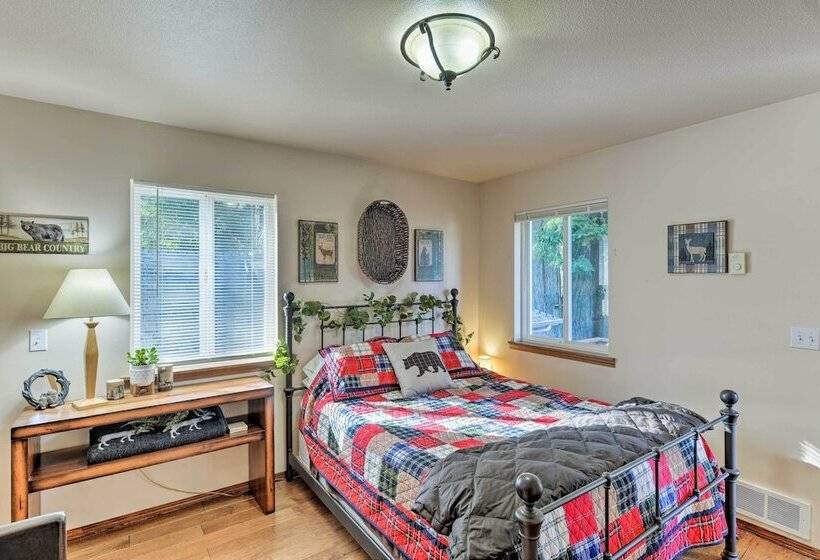 Riverfront Crescent City Home, 8 Mi To Beach!