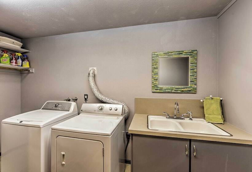 Riverfront Crescent City Home, 8 Mi To Beach!