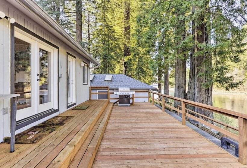 Riverfront Crescent City Home, 8 Mi To Beach!