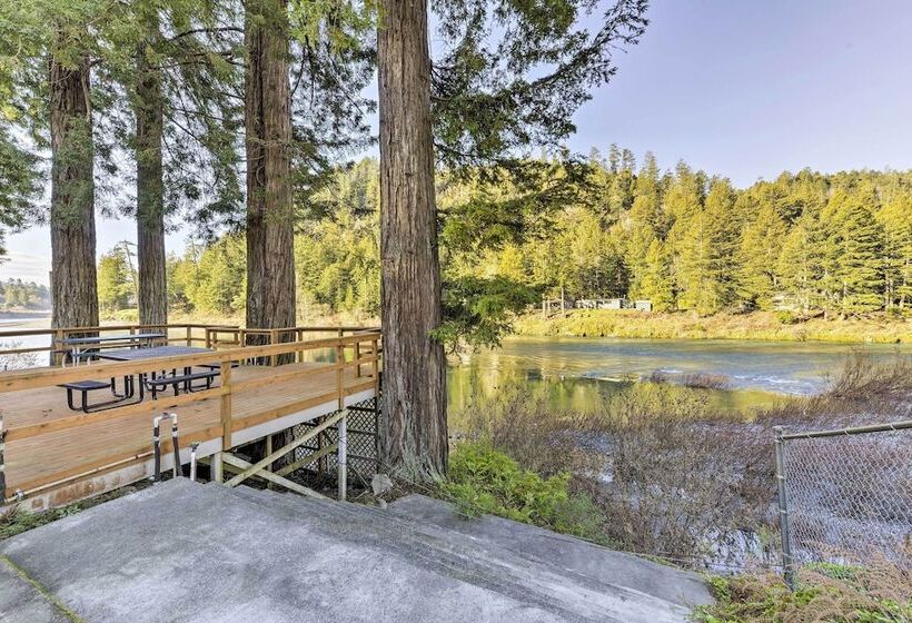 Riverfront Crescent City Home, 8 Mi To Beach!