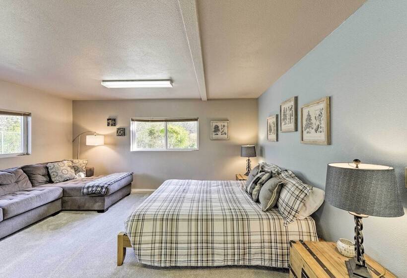 Riverfront Crescent City Home, 8 Mi To Beach!