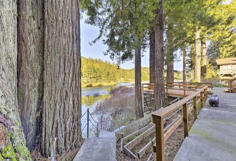 Riverfront Crescent City Home, 8 Mi To Beach!