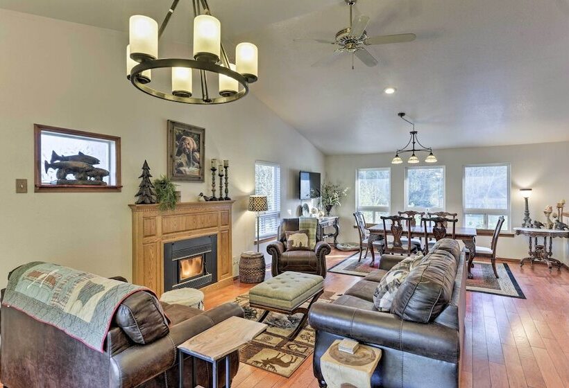 Riverfront Crescent City Home, 8 Mi To Beach!