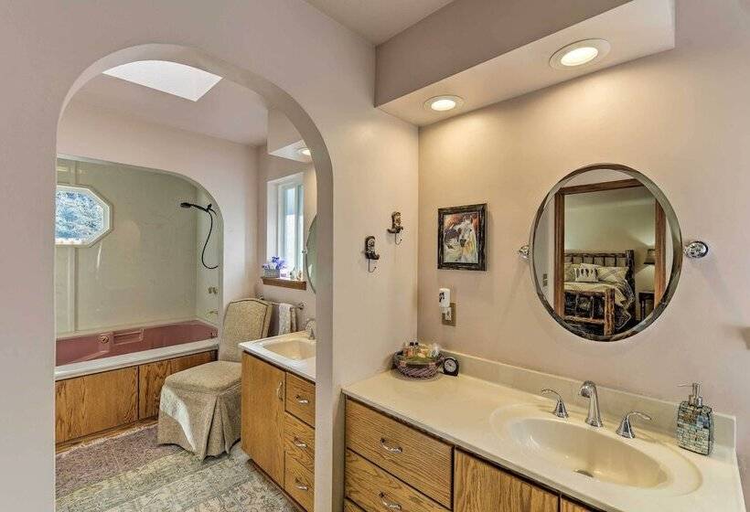 Riverfront Crescent City Home, 8 Mi To Beach!