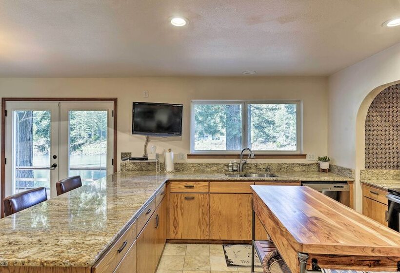 Riverfront Crescent City Home, 8 Mi To Beach!