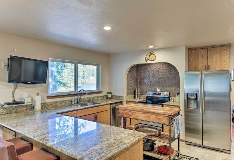 Riverfront Crescent City Home, 8 Mi To Beach!