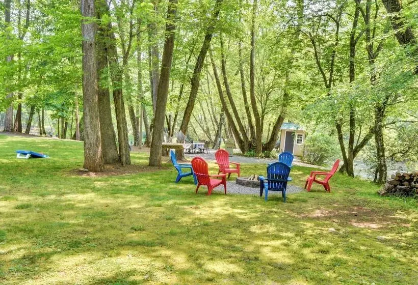 Riverfront Hayesville Retreat: Fishing & Kayaking!