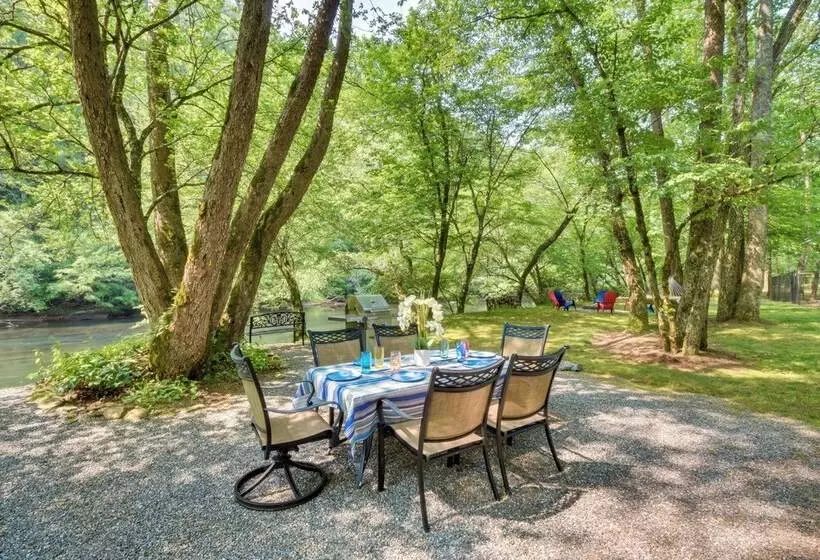 Riverfront Hayesville Retreat: Fishing & Kayaking!