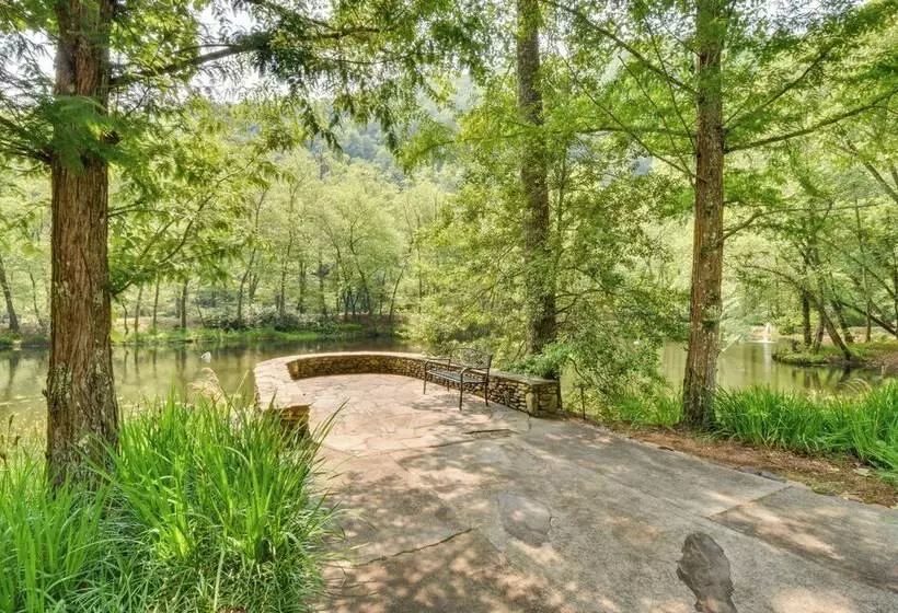 Riverfront Hayesville Retreat: Fishing & Kayaking!