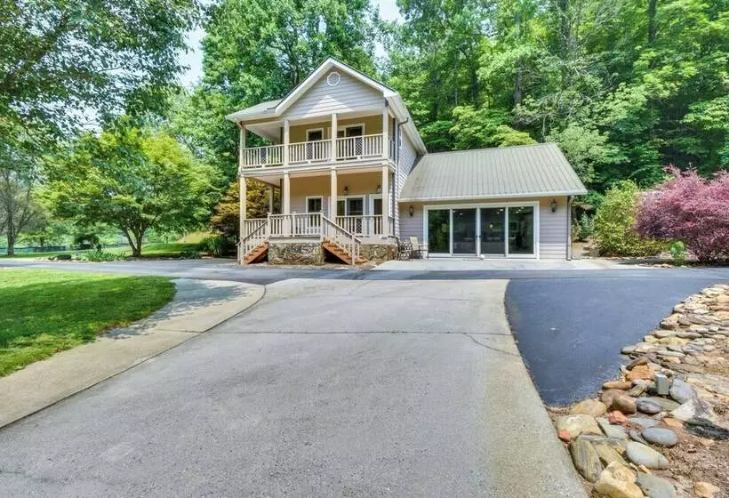 Riverfront Hayesville Retreat: Fishing & Kayaking!