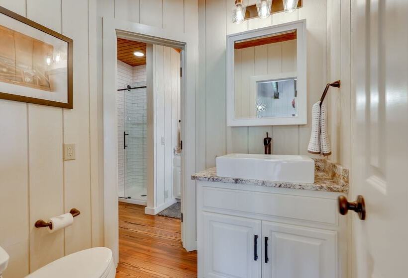 Spacious Alabama Retreat Deck, Grill & Fire Pit!