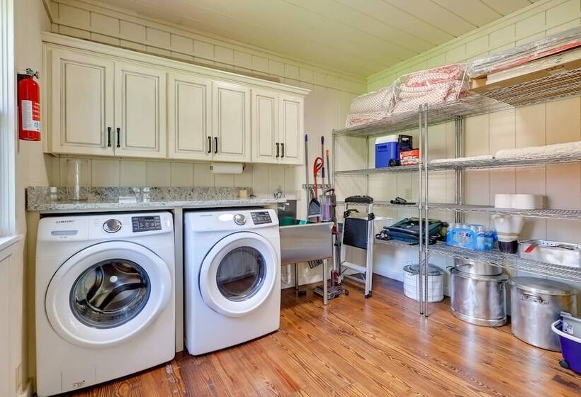 Spacious Alabama Retreat Deck, Grill & Fire Pit!