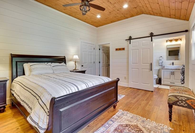 Spacious Alabama Retreat Deck, Grill & Fire Pit!