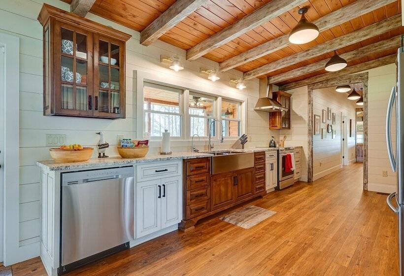 Spacious Alabama Retreat Deck, Grill & Fire Pit!