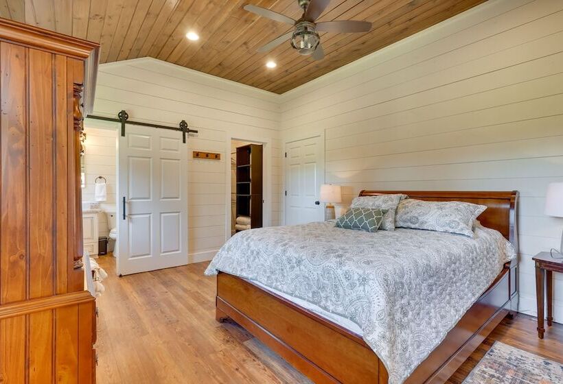 Spacious Alabama Retreat Deck, Grill & Fire Pit!