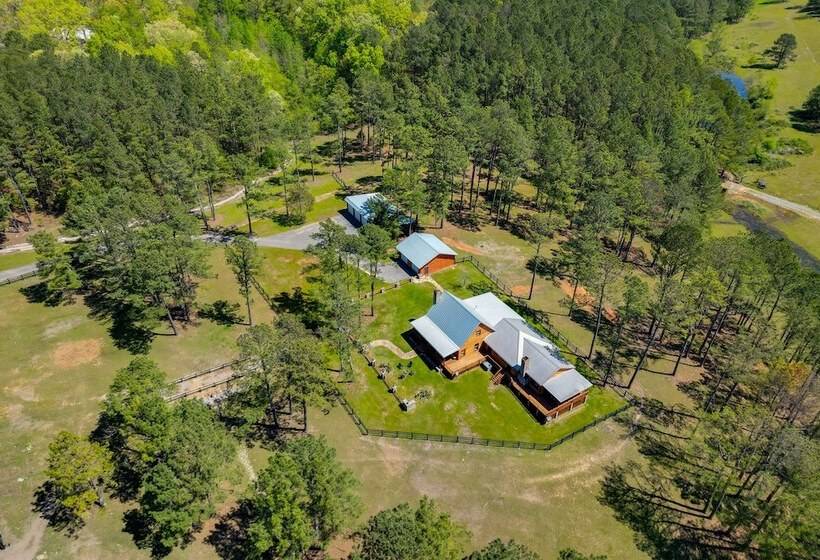 Spacious Alabama Retreat Deck, Grill & Fire Pit!