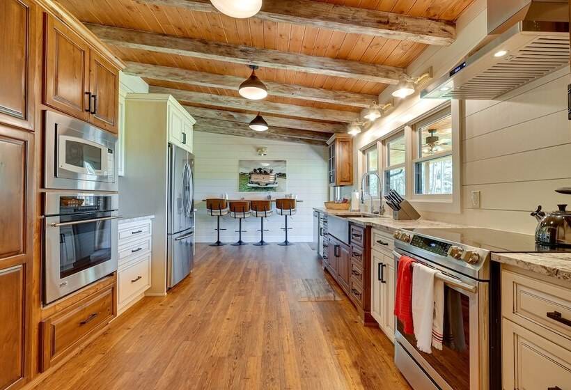 Spacious Alabama Retreat Deck, Grill & Fire Pit!