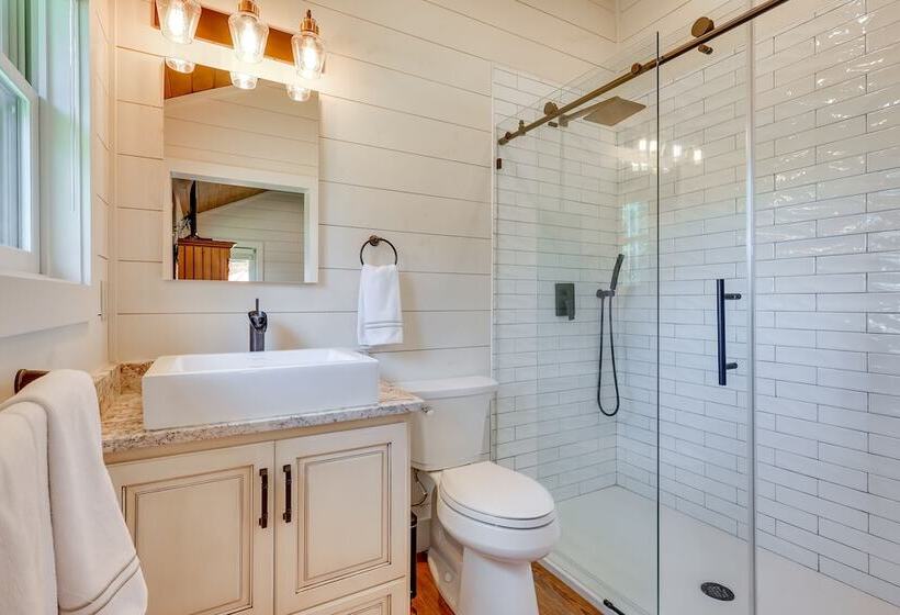 Spacious Alabama Retreat Deck, Grill & Fire Pit!