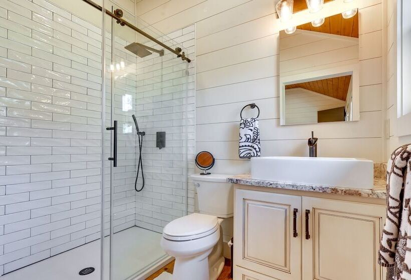 Spacious Alabama Retreat Deck, Grill & Fire Pit!