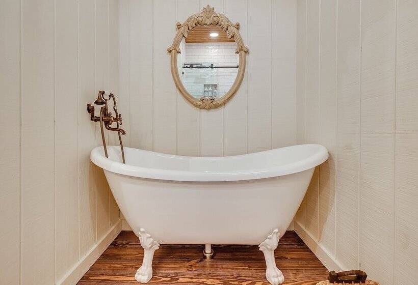 Spacious Alabama Retreat Deck, Grill & Fire Pit!