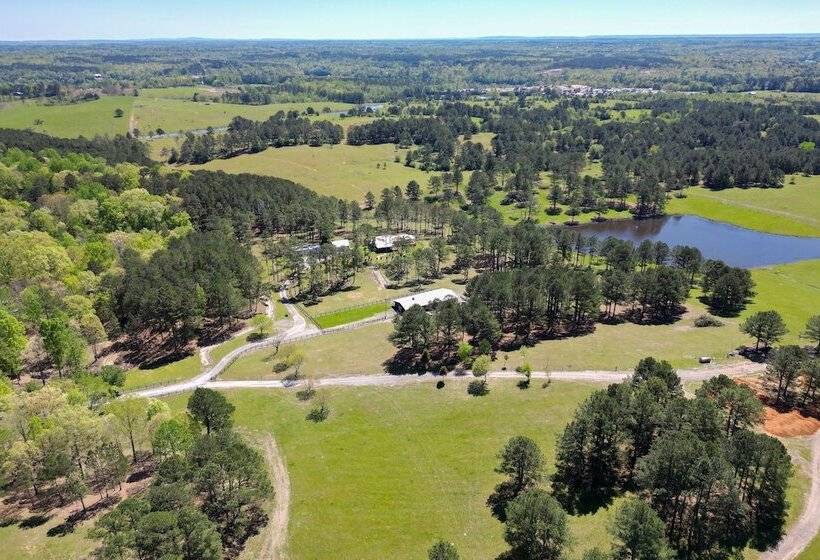 Spacious Alabama Retreat Deck, Grill & Fire Pit!