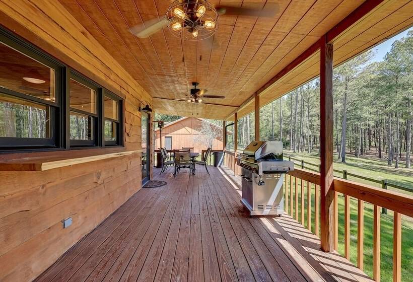 Spacious Alabama Retreat Deck, Grill & Fire Pit!