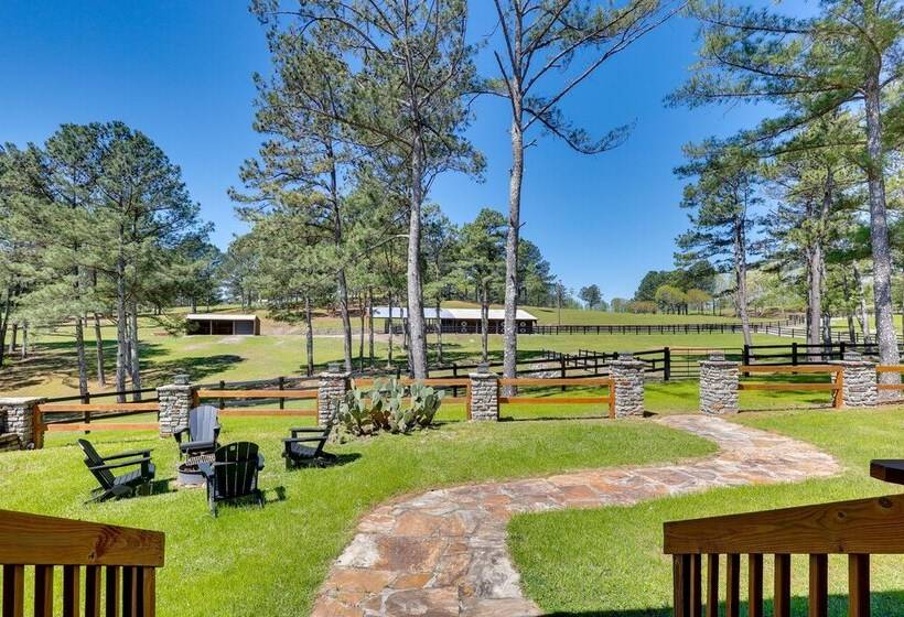 Spacious Alabama Retreat Deck, Grill & Fire Pit!