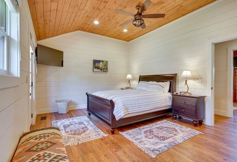 Spacious Alabama Retreat Deck, Grill & Fire Pit!