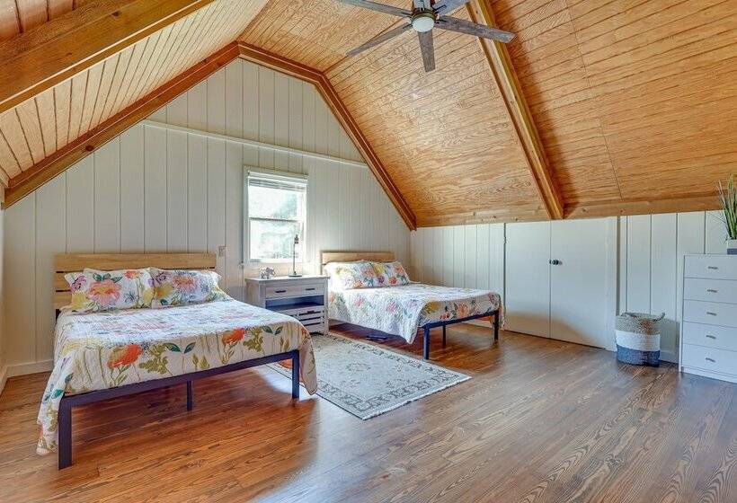 Spacious Alabama Retreat Deck, Grill & Fire Pit!