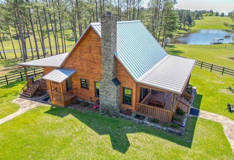 Spacious Alabama Retreat Deck, Grill & Fire Pit!