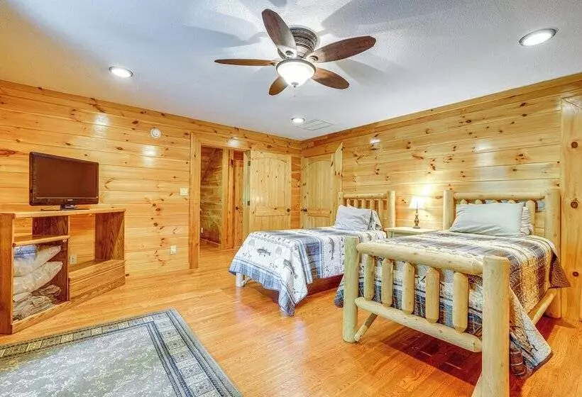 Hike, Fish & Golf: Burnsville Retreat W/ Deck!