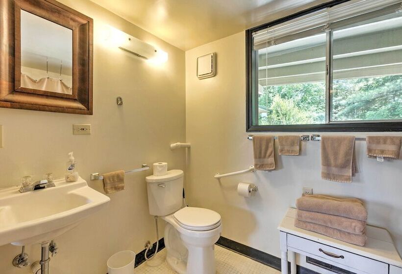 Stair Free Lexington Home W/ Blue Ridge Mtn Views!